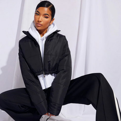 PrettyLittleThing Chaqueta acolchada negra de nailon supercortada con dobladillo de palanca | 2 EE. UU.